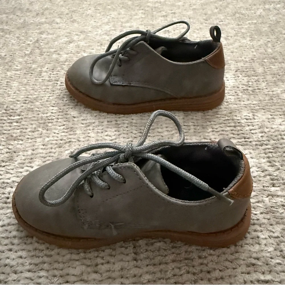 OshKosh B’gosh Gray Dress Shoes‎ Boys Size 8 Leather Look Casual Oxford